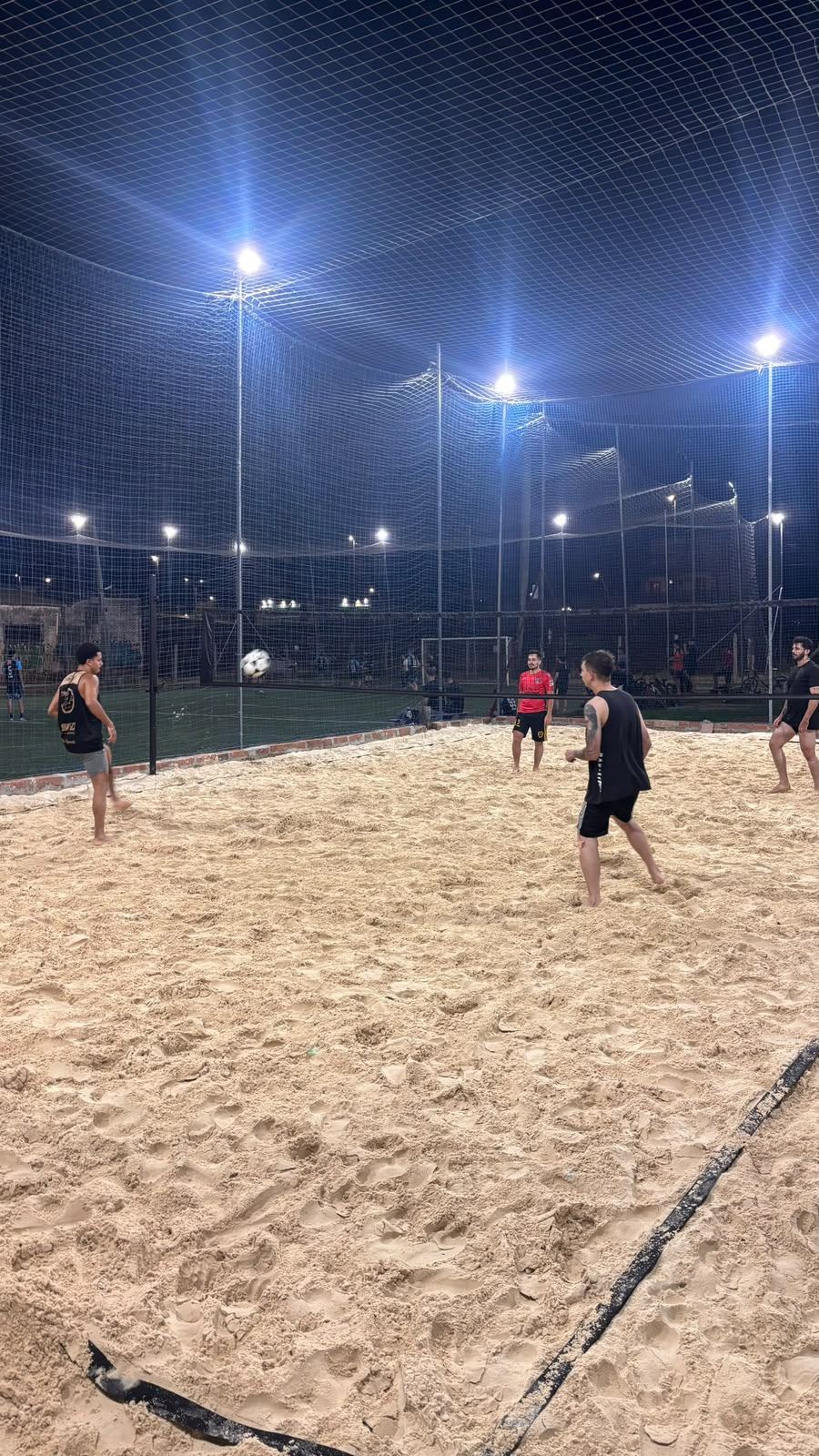 Futevôlei na quadra de areia à noite