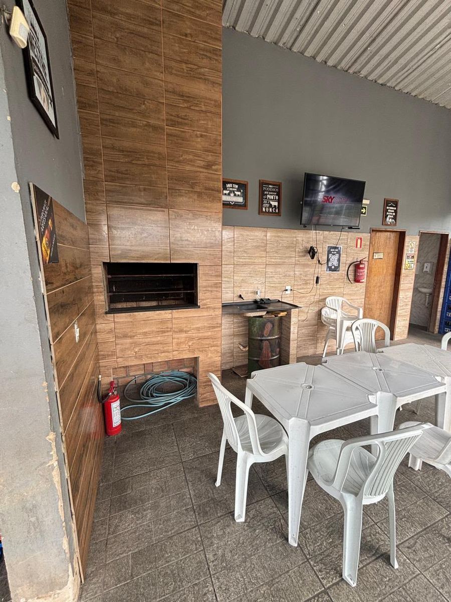 Churrasqueira com mesas e TV