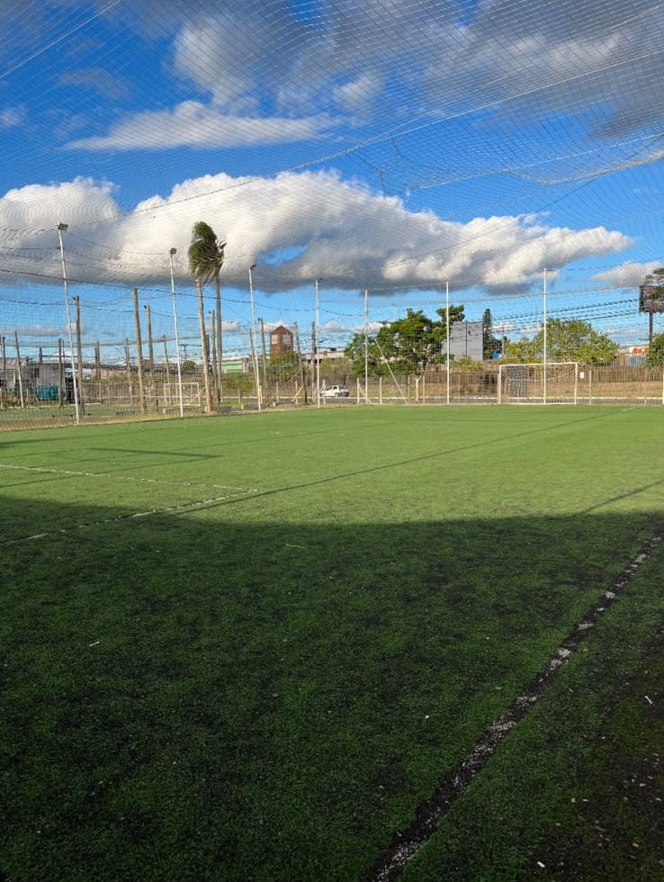 Quadra FUT 5 de grama sintética com rede de proteção