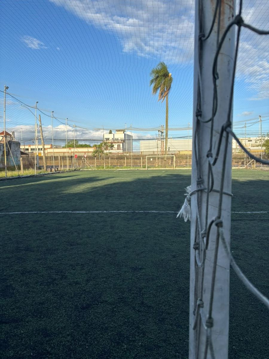 Quadra FUT 7 de grama sintética vista de trás da goleira